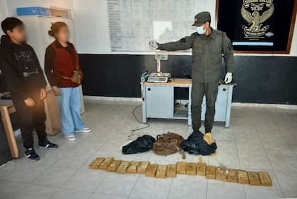 Personal de gendarmería procedió a revisar los paquetes frente a dos testigos.
