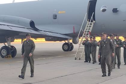 Personal de la Armada recibe en la Base Aeronaval Almirante Zar, de Trelew, el avión P-3 Orion, que será destinado al patrullaje marítimo