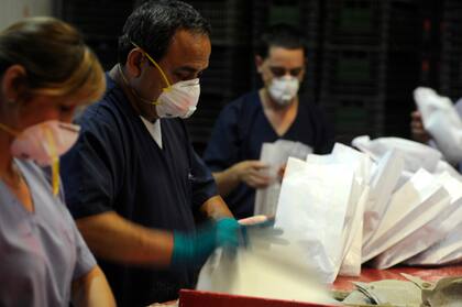 Personal de la bioplanta de producción del Iscamen desde donde salen los millones de insectos machos estériles para controlar la plaga.