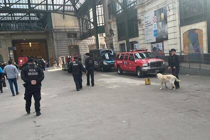 Personal de la Brigada de Explosivos de la Policía Federal revisa la estación Constitución tras la recepción de una amenaza de bomba