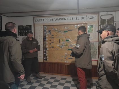 personal de la Brigada de Montaña de la Policía de Río Negro, junto al Grupo Especial de Alta Montaña de la Gendarmería Nacional (foto) y los bomberos voluntarios, tuvieron a cargo los rastrillajes