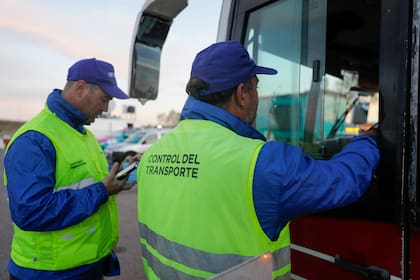 Personal de la Comisión Nacional de Regulación del Transporte (CNRT) inspeccionando los viajes en micros de larga distancia