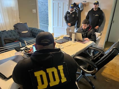 Personal de la DDI de San Isidro en la casa de Leonardo Viqueira, tras el operativo de detención