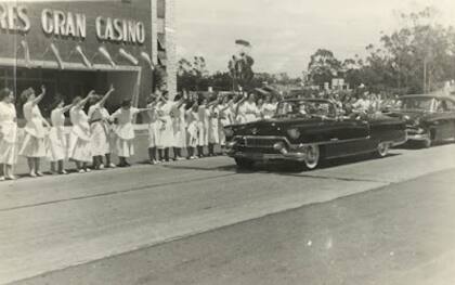 Personal de la fábrica Gran Casino saludando a la comitiva que transportaba a Eisenhower