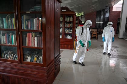 Personal de la Fuerza de Tarea Especial (STF) desinfecta la Biblioteca de Colombo en Sri Lanka como medida preventiva contra el coronavirus