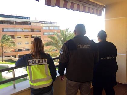 Personal de la Gendarmería, la policía española y Europol participaron en allanamientos al clan Loza, que se había apropiado de una ruta de transporte de cocaína desde Salta a Europa