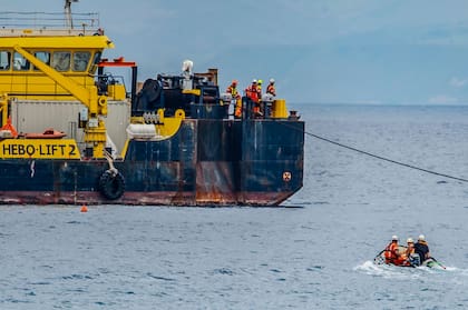 Personal de la grúa flotante Hebo Lift 2, de uso múltiple, realiza tareas en el mar frente al pueblo de Porticello, cerca de Palermo, Italia, el domingo 4 de mayo de 2025, en el punto donde el superyate Bayesian, de bandera británica, se hundió el 19 de agosto de agosto de 2024. (AP Foto/Salvatore Cavalli)