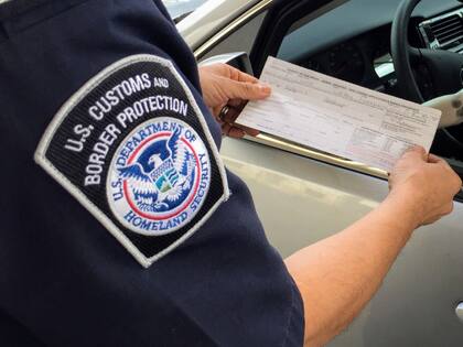 Personal de la Oficina de Aduanas y Protección Fronteriza de los Estados Unidos (CBP por sus siglas inglés) evalua cada caso detenidamente
