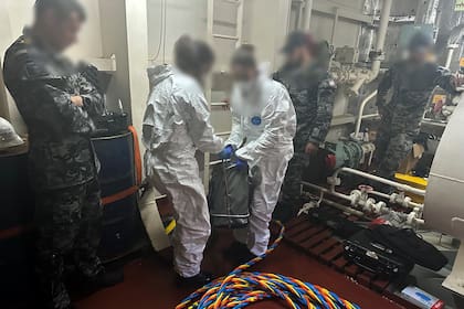 Personal de la policía australiana trabaja a bordo del buque