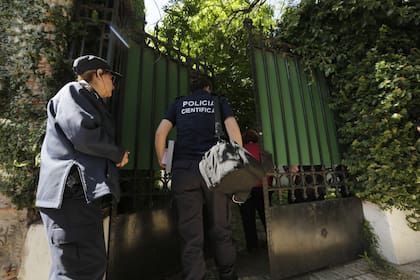 Personal de la Policía Científica ingresa en la casa alquilada por Martín Del Rio