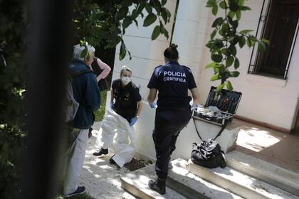 Personal de la Policía Científica se prepara para ingresar en la propiedad