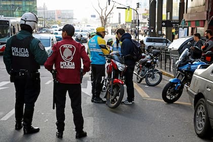 Personal de la Policía de la Ciudad durante un control