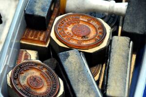 Personal de la Policía de la Policía de la Ciudad secuestró 185 sellos de universidades públicas y privadas, hospitales, organismos públicos de Nación y provincia y escuelas