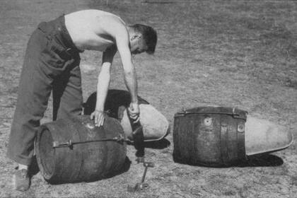 Personal de la RAF prepara "bombas de cerveza", al adosarle una "nariz" a los barriles para hacerlos más aerodinámicos