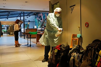 Personal de la salud y voluntarios asisten a las personas con coronavirus que son aisladas en los hoteles porteños
