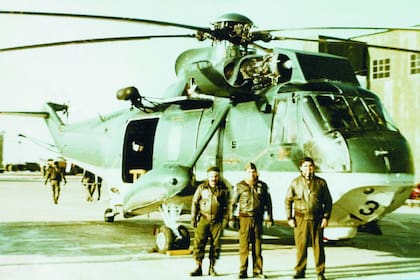 Personal de la Segunda Escuadrilla de Helicópteros posan frente al (2-H-233) antes emprender su épico vuelo a las Islas Malvinas