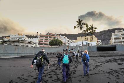 Personal de la Unidad Militar de Emergencia, en Puerto Naos, en las Canarias. (Photo by Luismi Ortiz / UME / AFP)