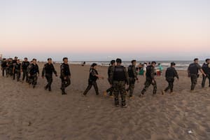 Por qué la policía baja a las playas de Villa Gesell todas las noches