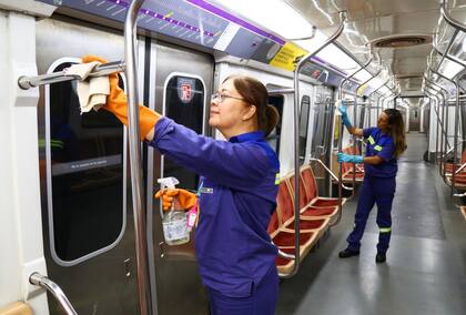 Personal de limpieza de Metrovías higieniza las formaciones de la red