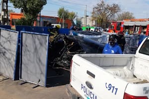 Por una maniobra a alta velocidad, un auto chocó contra un árbol y sus cuatro ocupantes murieron en el acto