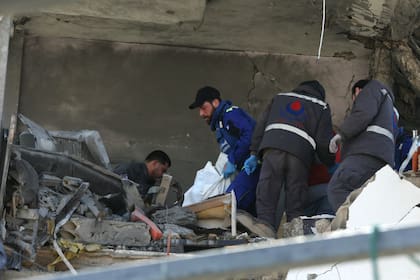 Personal de primeros auxilios evacua un cadáver del lugar de un ataque aéreo israelí que tuvo como objetivo un barrio de la localidad de Mieh Mieh
