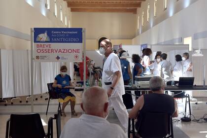 Personal de salud en el centro de vacunación de la comunidad de Sant'Egidio, en Roma (Archivo)