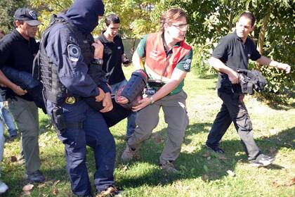 Personal de SAME y de la Metropolitana retiran al efectivo herido
