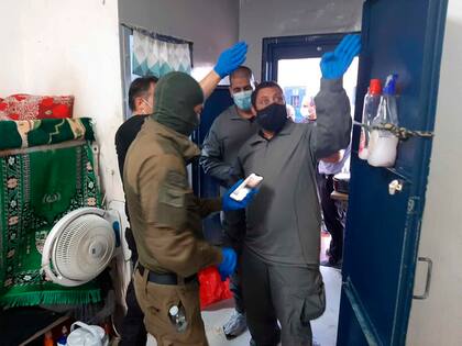 Personal de seguridad inspecciona la celda desde la que escaparon los seis palestinos