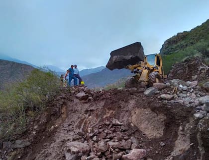 Personal de Vialidad e Hidráulica de la provincia se mantiene operativo para evitar mayores consecuencias. El alerta meteorológico se mantiene durante todo el fin de semana.
