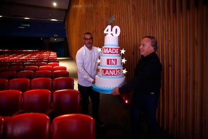 Personal del Atlas ingresa la gran torta de cumpleaños que coronó la función celebratoria