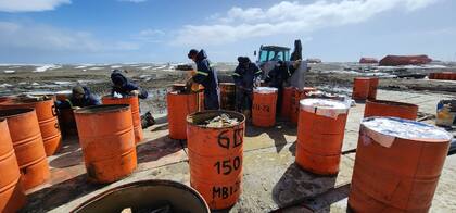 Personal del Comando Conjunto Antártico de las Fuerzas Armadas trabaja en la recolección de residuos históricos
