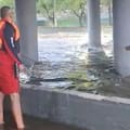 Quedó atrapado bajo un puente por la crecida del río y lo salvaron en un dramático operativo de rescate