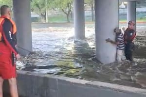 Quedó atrapado bajo un puente por la crecida del río y lo salvaron en un dramático operativo de rescate