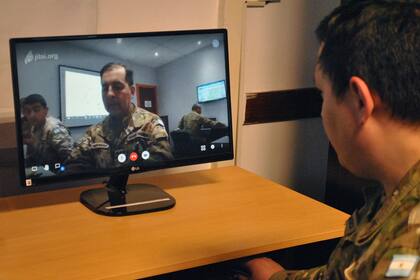 El coronel Herrera se comunica con el Ministerio de Defensa por vidoconferencia