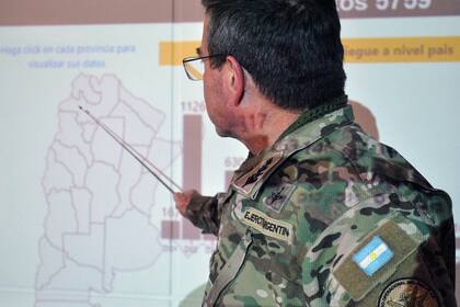 El general Carlos Pérez Aquino señala el lugar del operativo con mulas
