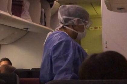 Personal del Ministerio de Salud en el avión que trajo al matrimonio de San Pablo a Buenos Aires