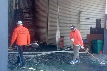 Personal del municipio de Termas colaboró con la limpieza el día después del incendio.