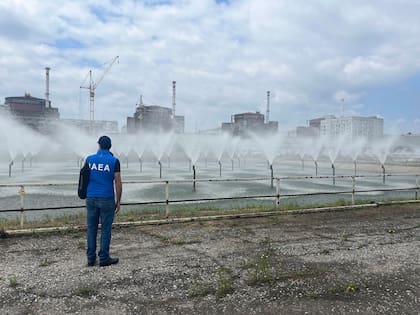 Personal del OIEA visita la central nuclear de Zaporiyia, en Ucrania.