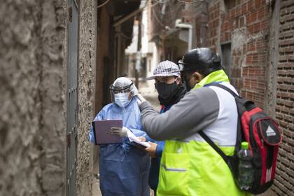 Personal del operativo Detectar en uno de los barrios vulnerables