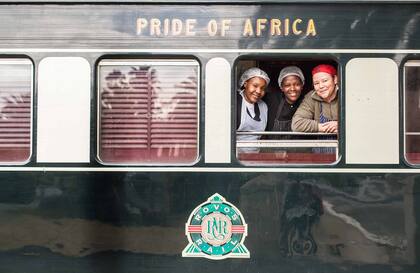 Personal del Rovos Rail en un alto en el trabajo.