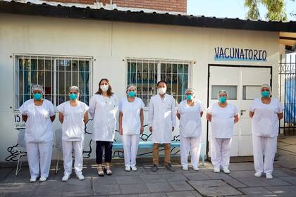 Personal del Vacunatorio del Hospital Lagomaggiore, el sitio elegido para el lanzamiento oficial de la campaña de inmunización en Mendoza.