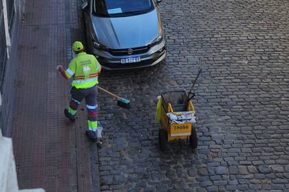 Personal encargado de la limpieza de la ciudad recorre las calles de San telmo