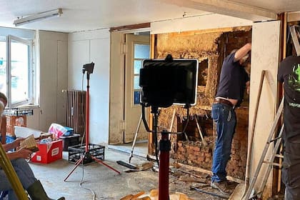 Personal especializado del museo de Hagen trabaja en el doble fondo de la pared donde fueron hallados los objetos del período nazi