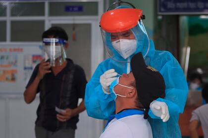 Personal médico aplica pruebas de coronavirus en Vietnam