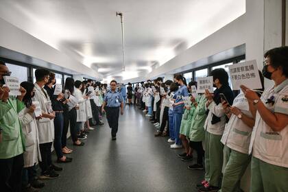 Personal médico del hospital hongkonés Queen Mary forma una cadena humana en solidaridad con el movimiento de protesta, el 2 de septiembre de 2019