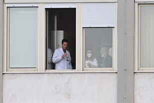 Personal médico en el Hospital Gemelli, donde está internado el papa Francisco