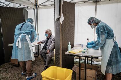 Personal médico realiza testeos de Covid-19 en Venissieux, cerca de Lyon, Francia
