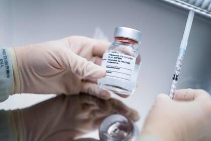 Personal médico sujeta una dosis de la vacuna de CureVac en su etapa de investigación en el Hospital UMC de Amsterdam