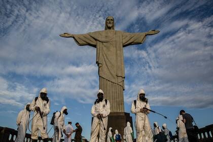 Personal militar desinfecta el monumento al Cristo Redentor en Río de Janeiro