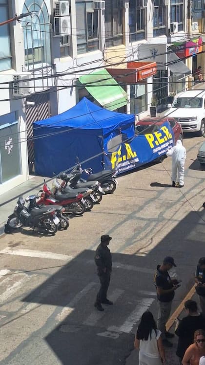 Personal policial en el lugar donde cayó al vacío el juez federal de Concepción del Uruguay Pablo Seró